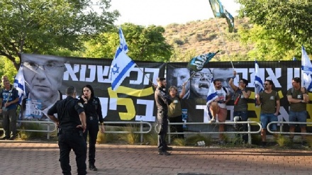 הפגנה נגד המהפכה המשפטית מול ביתו של יריב לוין