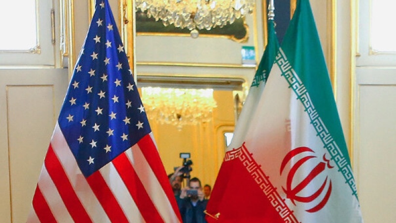 イランとアメリカの国旗