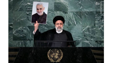 (FOTO DEL GIORNO) Raisi all'Onu con il ritratto del martire Soleimani