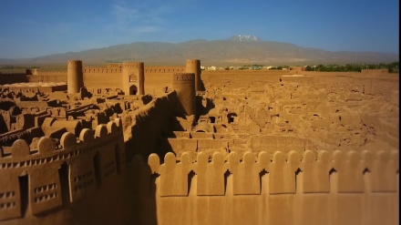 イラン 南東部ケルマーン州指折りの観光地・ラーイェン