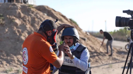 Le forze israeliane attaccano giornalisti e paramedici palestinesi a Gaza
