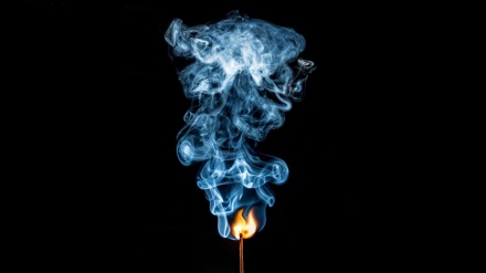 ペルシャ語ことわざ散歩（191 ）「煙が上に残っても、炎の尊厳は損なわれない」