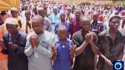 Niger, la gente prega per la partenza delle truppe francesi + VIDEO