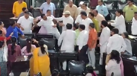 কোলকাতা পুরসভায় ধুন্ধুমারকাণ্ড, তৃণমূল ও বিজেপি কাউন্সিলরদের মধ্যে মারপিট, ২ জনকে শোকজ