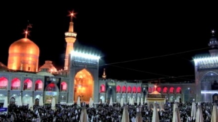 (VIDEO) Mashad, pellegrini nel Santuario Imam Reza (as), la sera dell'anniversario della dipartita del Profeta dell'Islam (SAW)