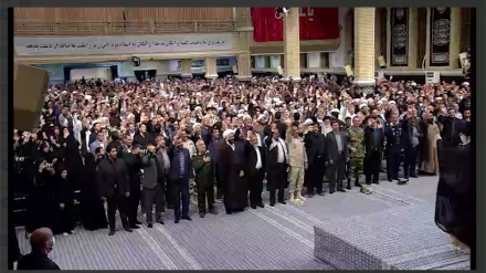 হাজার হাজার মানুষের সঙ্গে বিপ্লবের সর্বোচ্চ নেতার সাক্ষাৎ