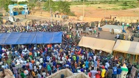 ニジェール市民が仏軍事基地前で集会、撤退を要求