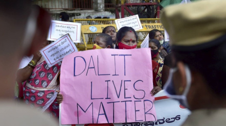 बड़ी जाति के भाजपा समर्थक ने आदिवासी युवक पर पेशाब कर दिया