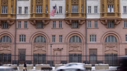 Rusia dëbon dy diplomatë amerikanë, thërret ambasadoren amerikane