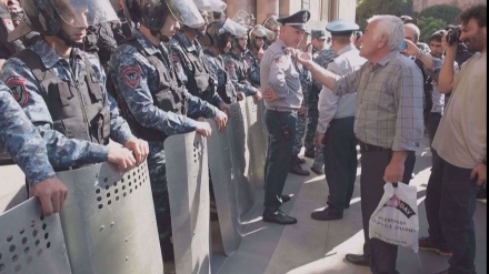 Tausende protestieren in Armenien gegen Militärschlag auf Karabach