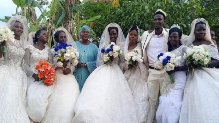 یوګانډا هیواد کښې یوه کس له اوو انجلیو سره وادونه وکړل