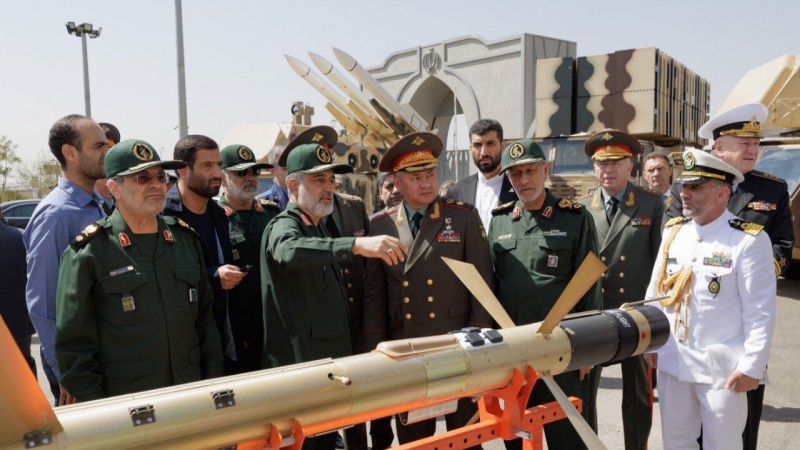 Menhan Rusia melihat dari dekat capaian-capaian Pasukan Dirgantara IRGC