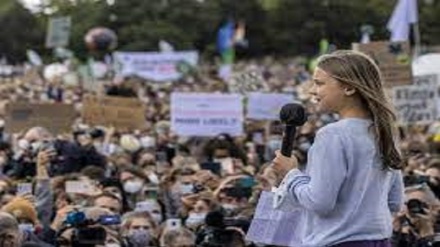 Migliaia di attivisti per il clima protestano in Germania