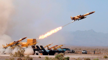 Karrar-Drohne warnt US-Flugzeuge vor iranischem Luftraum