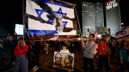 Demonstratat e opozitës përballë dyerve të rezidencës së Netanjahut