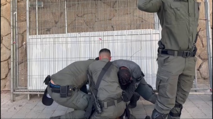 משטרת ישראל עצרה בן אדם שתלה שלט מול בית שר הנגב: 