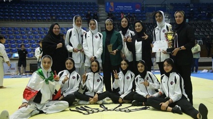 Иранские девочки-подростки на пьедестале почета чемпионата Азии по тхэквондо