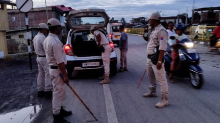 मणिपुर के हालात ख़राब, पुलिस की वर्दी और हथियारों में घूम रहे हैं आम लोग