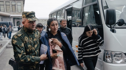 Grupi i parë i armenëve të Karabakut arrin në Armeni