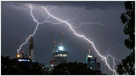 आकाशीय बिजली गिरने से 11 लोगों की मौत हो गयी