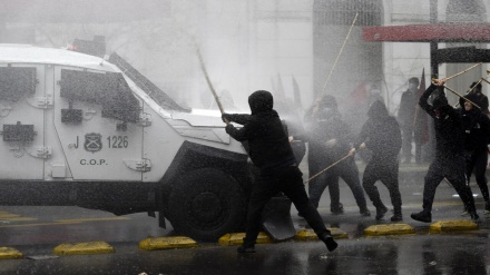チリの軍事クーデター50年デモ行進で、反対派と警察が衝突