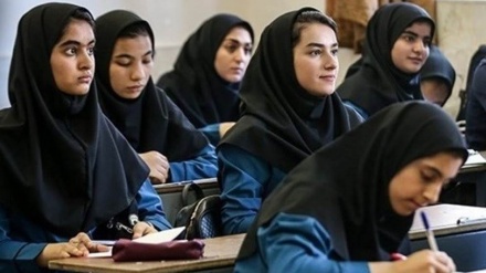 Siswa Iran Merayakan Pembukaan Kembali Sekolah
