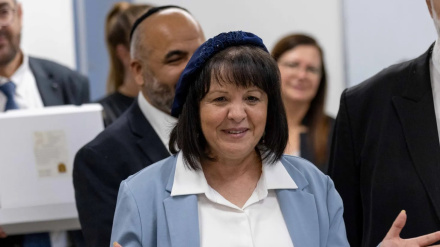 גברים מבית שמש השחיתו שלטים שעליהם תמונת ראש העיר עליזה בלוך