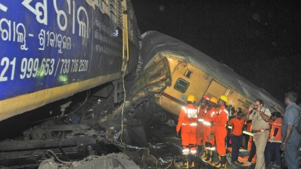 インド南部で列車衝突により少なくとも13人死亡、人為ミスか
