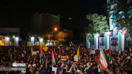 (FOTO) Marcia notturna a Tehran contro crimini di Israele a Gaza