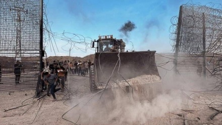 Warga Palestina Robohkan Pagar Berduri di Gaza Timur