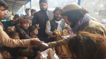 تورخم کې راستنیدونکو کډوالو ته د استوګنې پرمهال پاخه خواړه  ورکول کیږي 