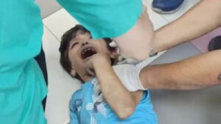  بی تابی کودک مجروح فلسطینی برای پیدا کردن خواهرش