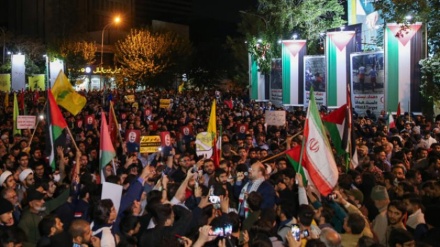 テヘラン市内の広場で、市民らが反イスラエルの夜間集会を開催