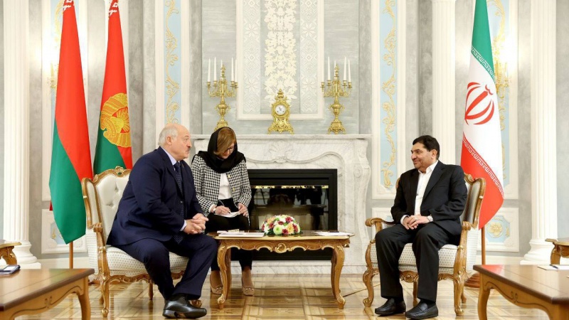 イランのモフベル第一副大統領とベラルーシのルカシェンコ大統領