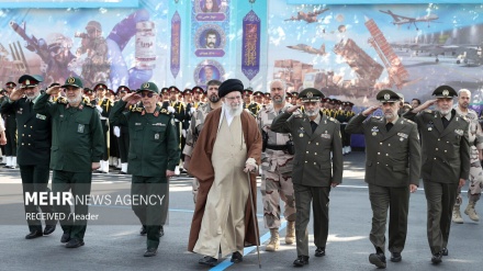 Ceremonia e diplomimit të studentëve të universiteteve ushtarake të Iranit në prani të liderit të Revolucionit Islamik/Foto
