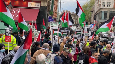 I sostenitori palestinesi si riuniscono davanti all'ambasciata israeliana a Londra