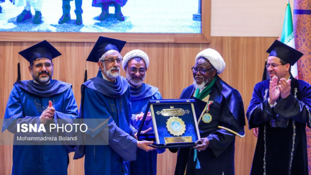 (FOTO DEL GIORNO) Zakzaky riceve dottorato honoris all’Università Tehran