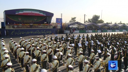 Вооруженные силы Ирана проводят военные парады в честь Недели священной обороны