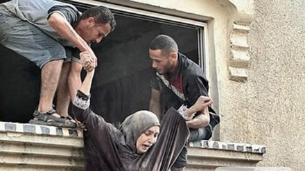 Evakuasi Anggota Keluarga Ghoty Setelah Rumahnya Dibom Israel