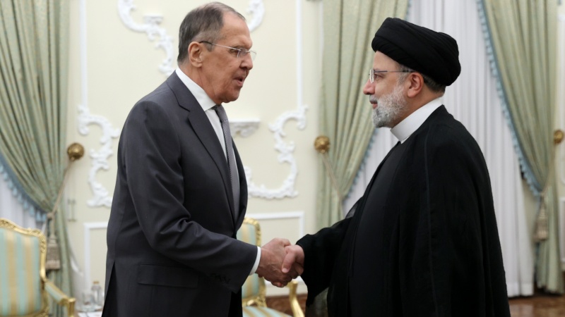 ライースィー・イラン大統領とロシアのラヴロフ外相