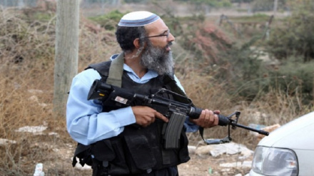 Shpërndarja e armëve midis kolonëve sionistë në prani të Ben Gvir