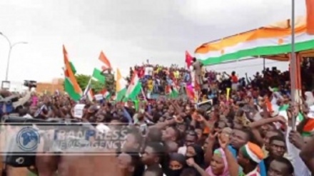 Fransiýanyň ilçisiniň kowulmagyndan Niger halkynyň şatlygy