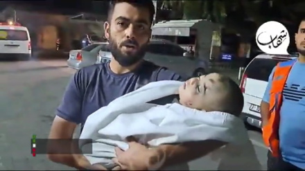 (VIDEO) Bambino palestinese ucciso nell'attacco aereo di Israele su Gaza