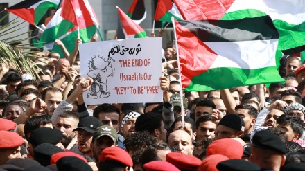 Jordanier demonstrieren zur Unterstützung der Palästinenser und greifen israelische Botschaft an