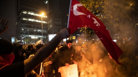 Turks protest outside Israeli consulate in Istanbul