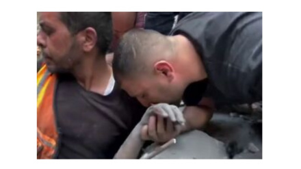 (VIDEO) Gaza, giovane palestinese saluta suoi cari sotto le macerie