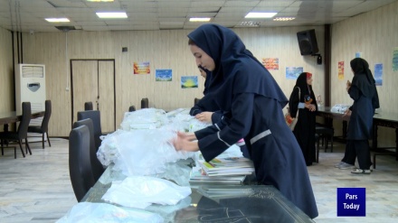 Иранские студенты празднуют открытие школ