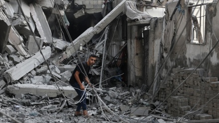 Palästinenser suchen nach dem Angriff auf Rafah nach Überlebenden