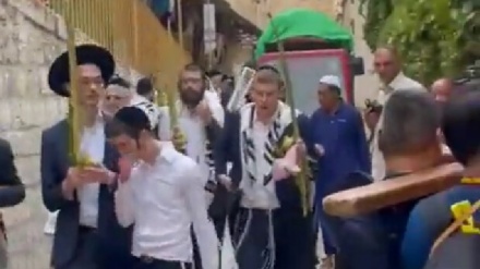 התופעה מתרחבת: עשרות יהודים ירקו לעבר נוצרים בדרך לתפילות בעיר הקודש