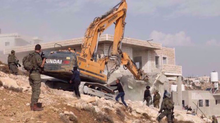 Israele costringe famiglia palestinese a demolire la propria casa 